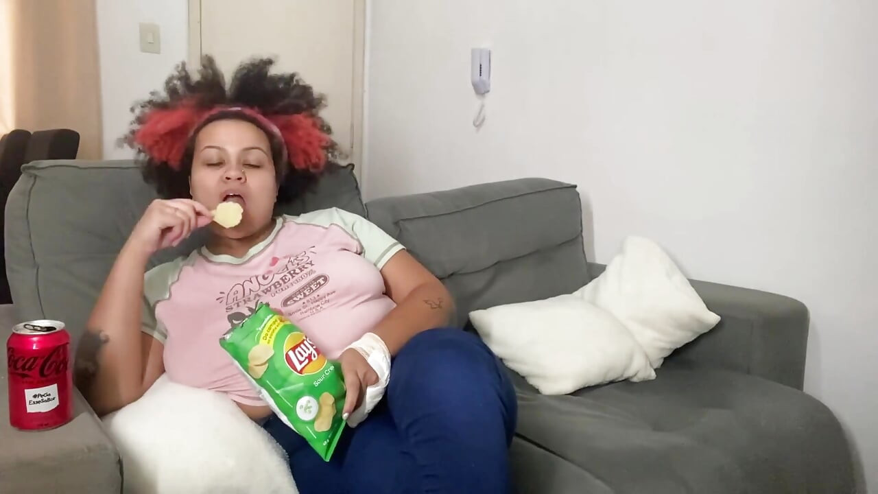 내가 TV를 보는 동안 비 방귀와 트림