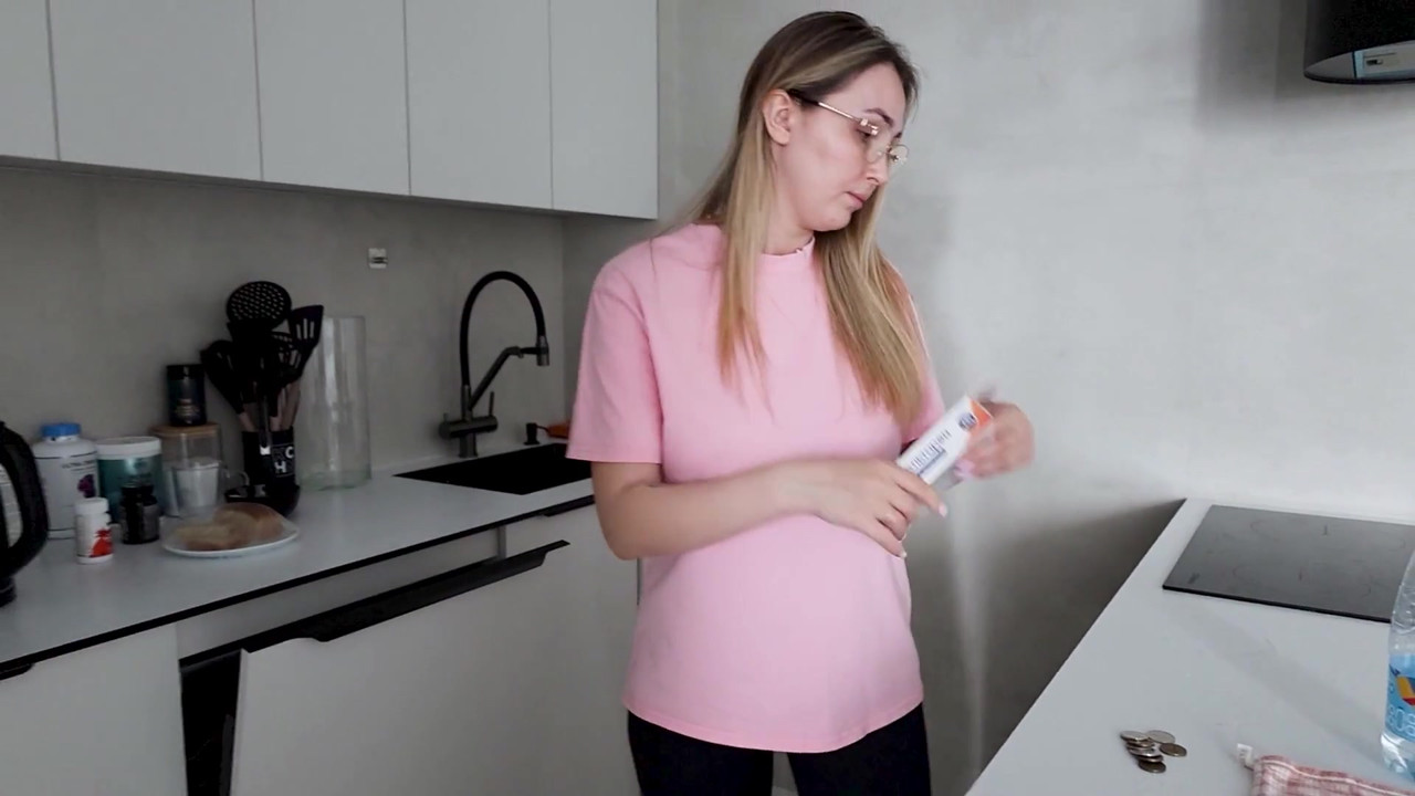 热辣继母不小心把继子的鸡巴插入了她紧致的阴户