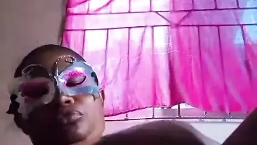 Roselee трогает себя в живом видео