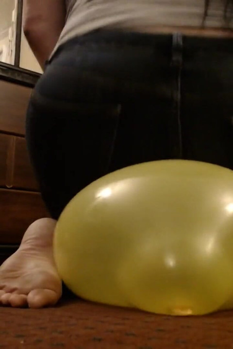 Ass Bouncing to Pop