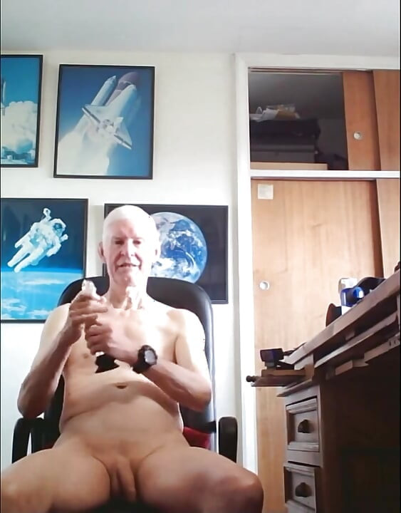 9 inç cam dildoyla oynuyor