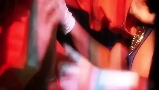 Doyumsuz vahşi sahne 1_a birkaç büyük memeli sarışın orta yaşlı seksi kadın bir mahkumla üçlü seks yapıyor