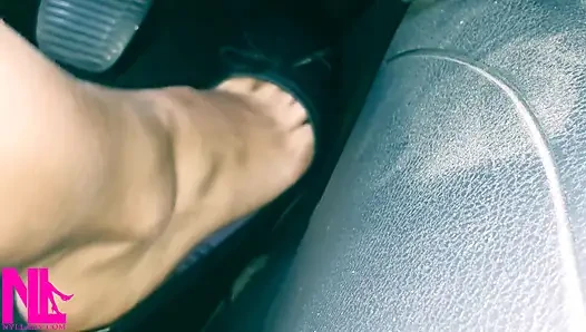 Barefeet'te siyah deri dairelerde canlanıp araba sürüyor