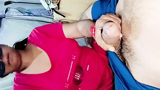 Неха отсосала у невестки, не останавливаясь и налила свою воду в рот невестке - очень хорошо обслуживается, невестка наслаждалась долгое время.