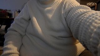 Kelly Mark masturbándose con su nuevo suéter blanco