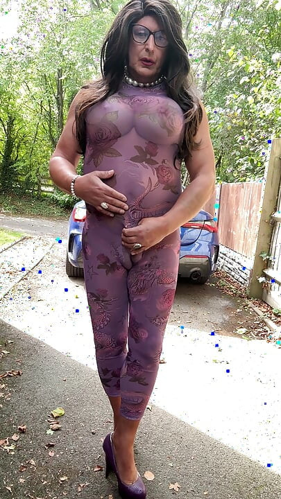 Seksi transvestit kellycd2022 u ljubičastom catsuitu i štiklama na otvorenom