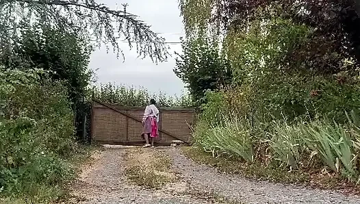 Bir gün için pembe elbiseli bahçıvan kıyafeti içinde