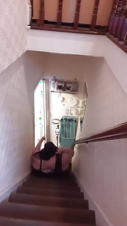 SSBBW bojuje nahoru po schodech
