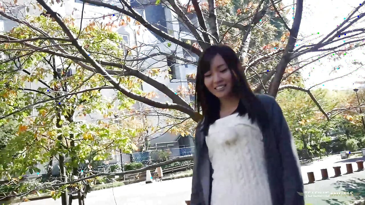 当亚洲女人发起激情接吻并表达对性行为的强烈渴望时，采访变成了