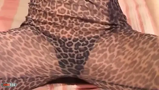 Renata-жена: Чехия секс-бомба раздевается на диване