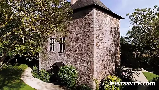 Alecia Fox, seksi genç kız masada sert sikiliyor