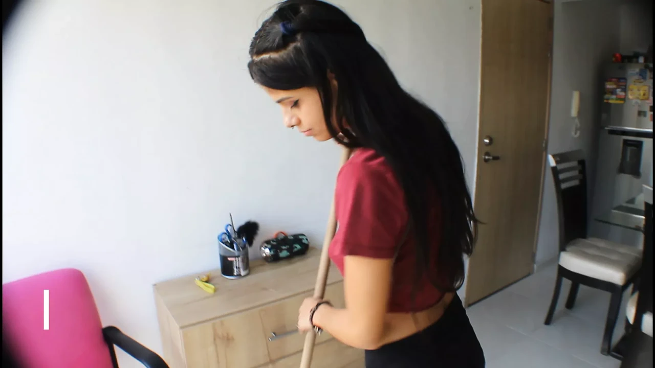 在发明了虚假的痛苦后，我操了我的继兄 - 西班牙色情