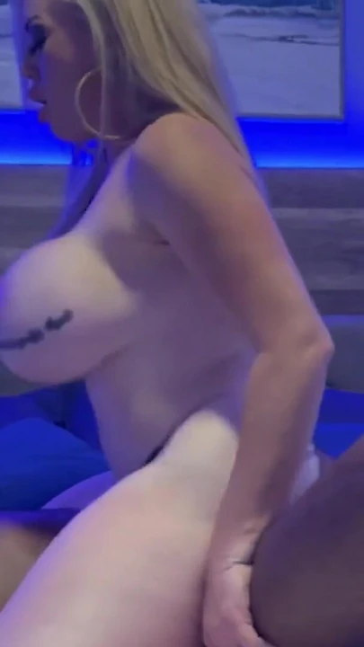 Atemberaubender moment von "Kurvige barbie nimmt xxl bbc nach dem club!"
