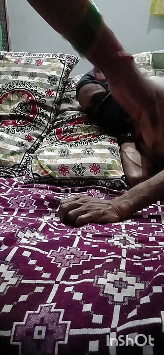 मी माझ्या बायकोची पुची चाटली आणि तिच्या पुचीतून रस बाहेर आला