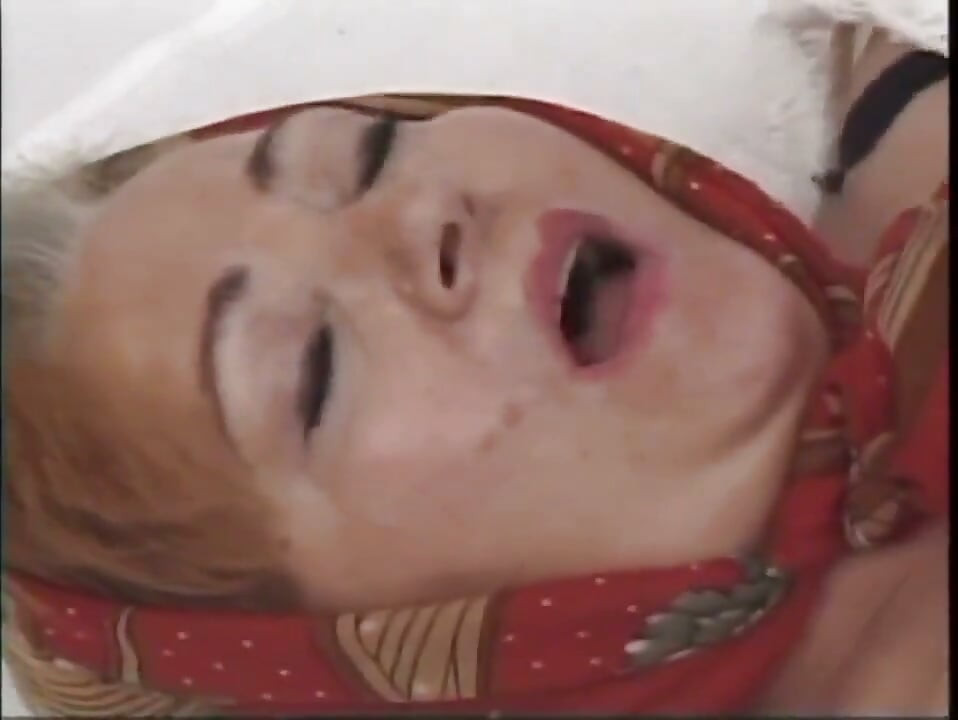 Sarışın orta yaşlı seksi kadın bahçede sikişiyor (tam orijinal film)