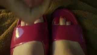 Vrouws nieuwe schoenen met haar voeten die sperma krijgen