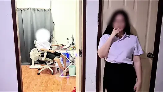 Meninggalkan pintu terbuka untuk saudara tiri - dia menonton dan bergabung!