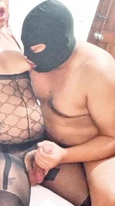 Detik penting dari "Curious Hetero menghisap zakar awek transeksual berambut merah"