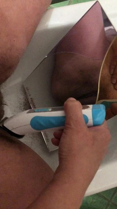 Si rade la vagina allo specchio