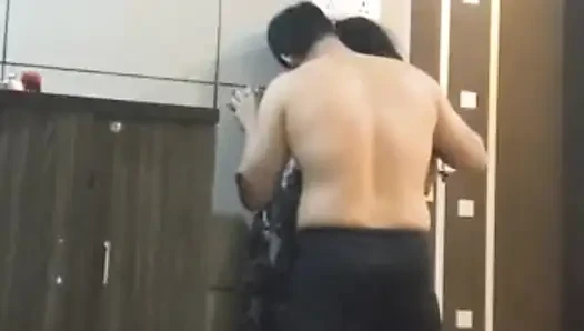 Hintli öğrenci öğretmeni tarafından dinlenme odasında sikiliyor
