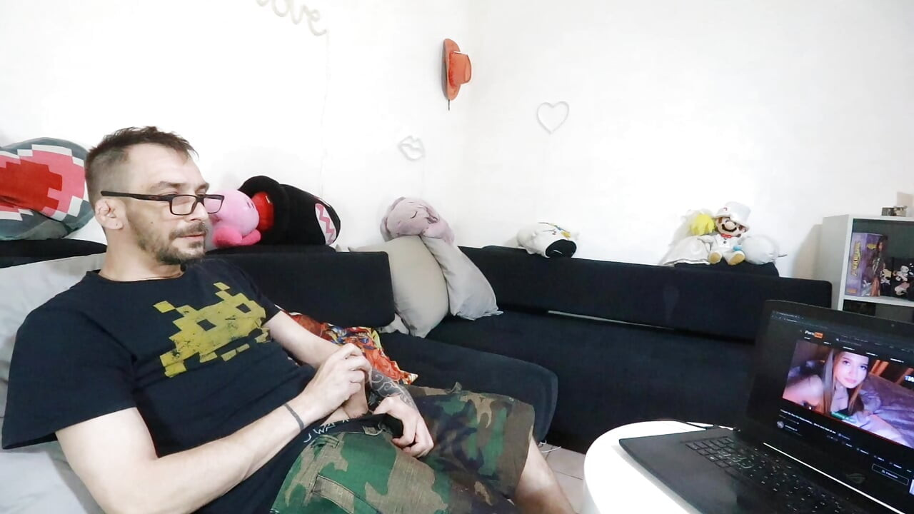Mein freund findet, dass mein geek-mitbewohner masturbiert und mein freund und ich geben ihm seinen ersten blowjob.