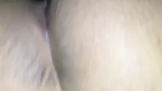 Evli kadın kocasını erkek arkadaşıyla sikiyor
