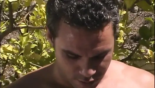 Sarışın azgın orta yaşlı seksi kadın sert yaraklı bir adama sert sikişiyor