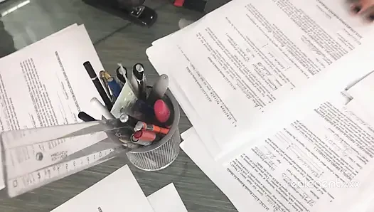 Ein paar süße brünette studenten feiern erfolgreiche untersuchung
