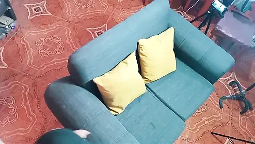 Harten sex mit meiner stiefmutter haben, während sie einen hijab auf dem sofa trägt
