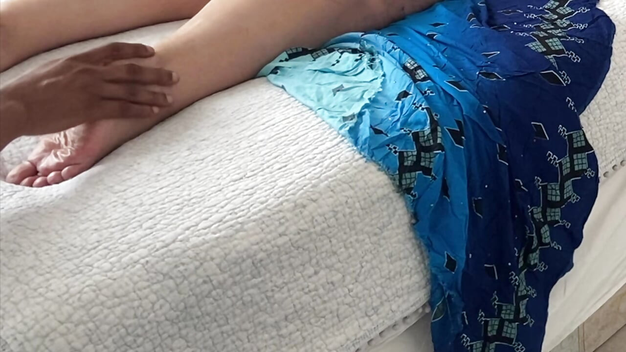 हॉट तेल वाली चोदने लायक मम्मी अंतरजातीय बिना कंडोम चुदाई वाले सेक्स को रगड़ते हुए