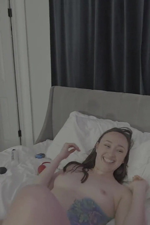 Megvadult leszbikus orgia! Kora Bell, Kat Vonnz, Katherine Kink és Fiona Sparxxx megosztják a játékokat és a szíjakat