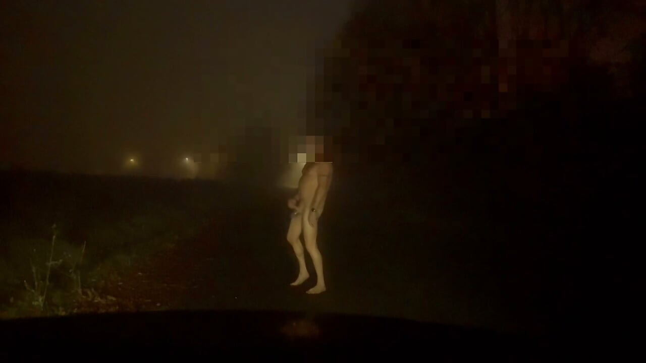 Îmi mângâi pula gol și desculț în locuri ascunse până termin