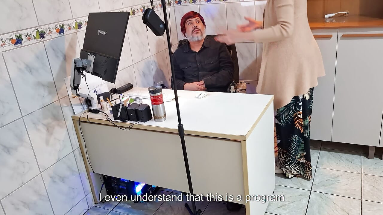 Kvinnlig chef beordrar anställd att ta av sig kläderna och suger hans röv.