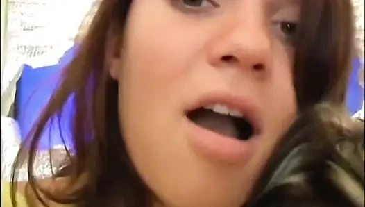 Teman lesbian lagi asik mainin timun