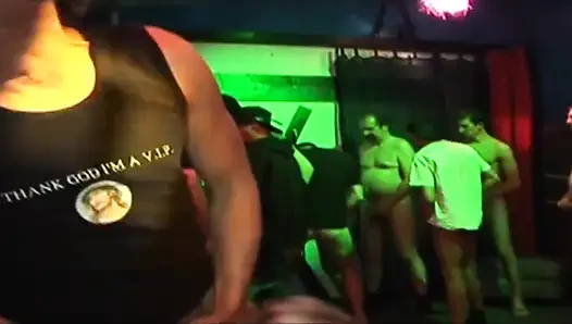 Azgın hatunlarla vahşi kulüp grup seks partisi her yerde emiyor ve yalıyor