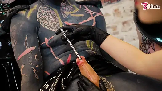 Latex-domina-trio sound & fingert den schwanz des tätowierten sklaven