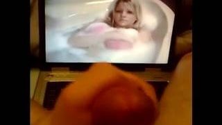 Трах со спермой в ноутбуке в пенистой ванне