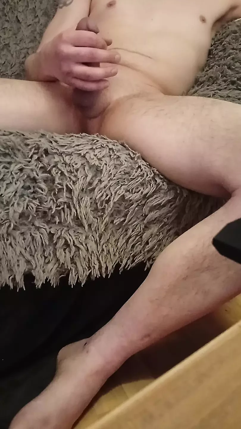 Cewek sange ini lagi asik masturbasi sendirian sampai muncrat banyak banget