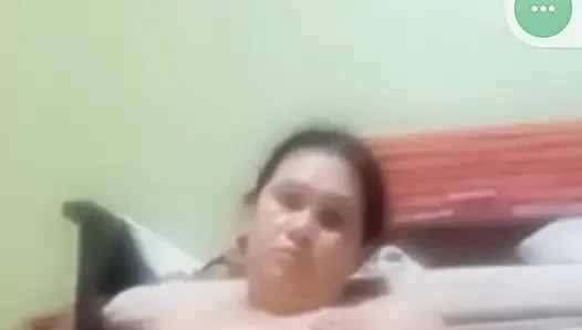 Benimle mastürbasyon yapmayı seviyor.
