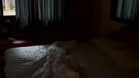 Istri saya suka pamer.