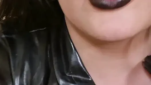 Tante seksi dengan lipstik hitam lagi asik merokok