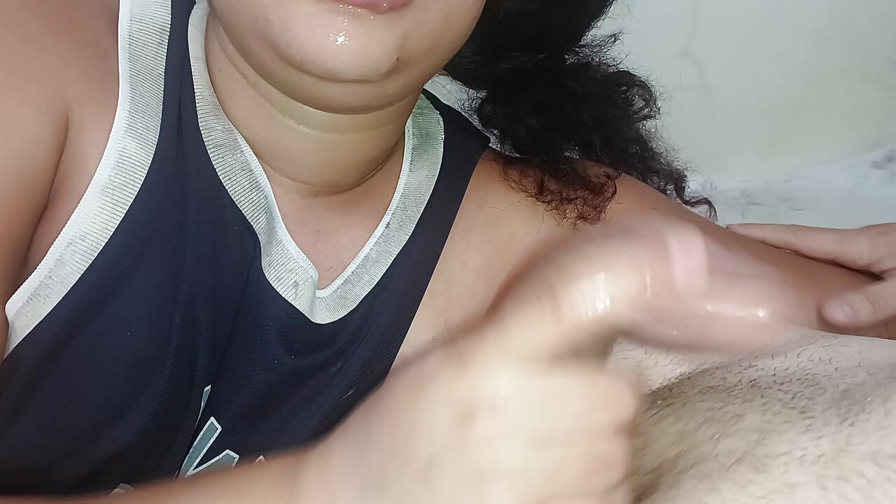 EYACULACIÓN SORPRESA EN LA BOCA DE LA GLOTONA