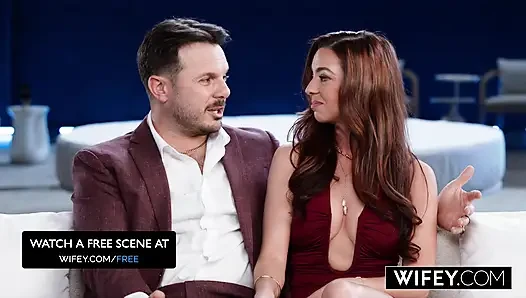 Сексуальная жена, замужняя рыжая Jezebel Gambino получает кримпай в тройничке, пока муженек снимает видео