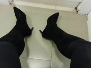 Botas de camurça preta com provocação de meia-calça