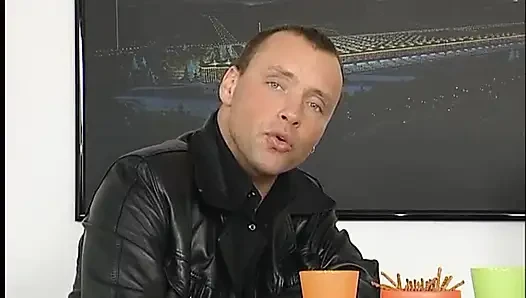 Брюнетка с короткой стрижкой с большими сиськами отсасывает большой член
