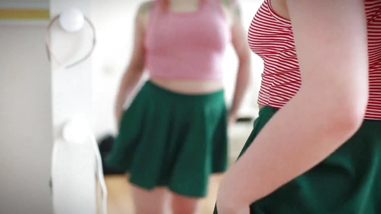 Παχουλό μωρό δείχνει τρύπες στην κάμερα