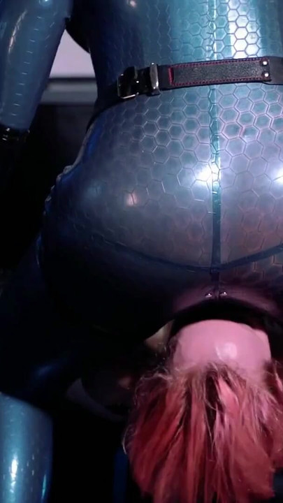 Atemberaubender moment von "Arschlecken und gesichtsfick, latex-gummi-lesben, strap-on-lutschen"
