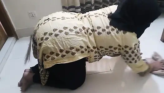 Meine stiefmutter steckte unter dem bett fest und dann ficke ich sie bequem - und ich gebe etwas hinter sich