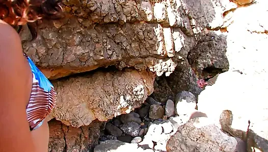 Edepsiz piliç tenha bir plajda vahşice sikiliyor