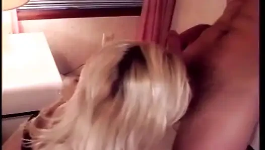 Genç sarışın bisikletçi sürtük Kendall sıkı amcığını sert uzun saçlı adamla sikiyor